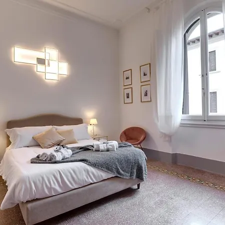 Apartment Magenta By Mamo Florence